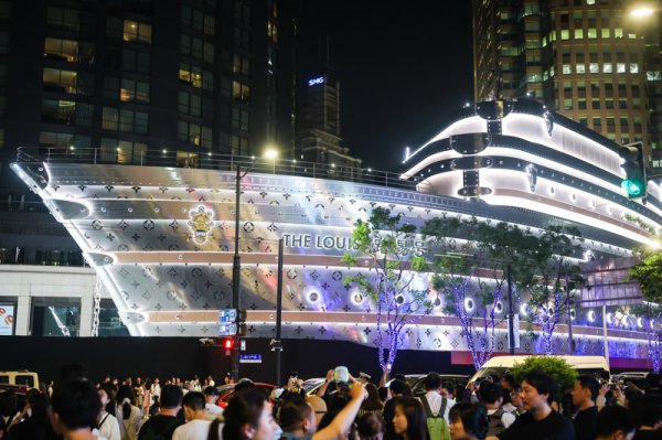 “路易号”驶进上海 ：浅水港泊不下这么的大船丨上不雅时评