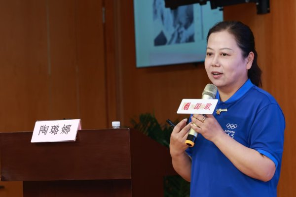 国赞颂响时，宇宙冠军在想什么？